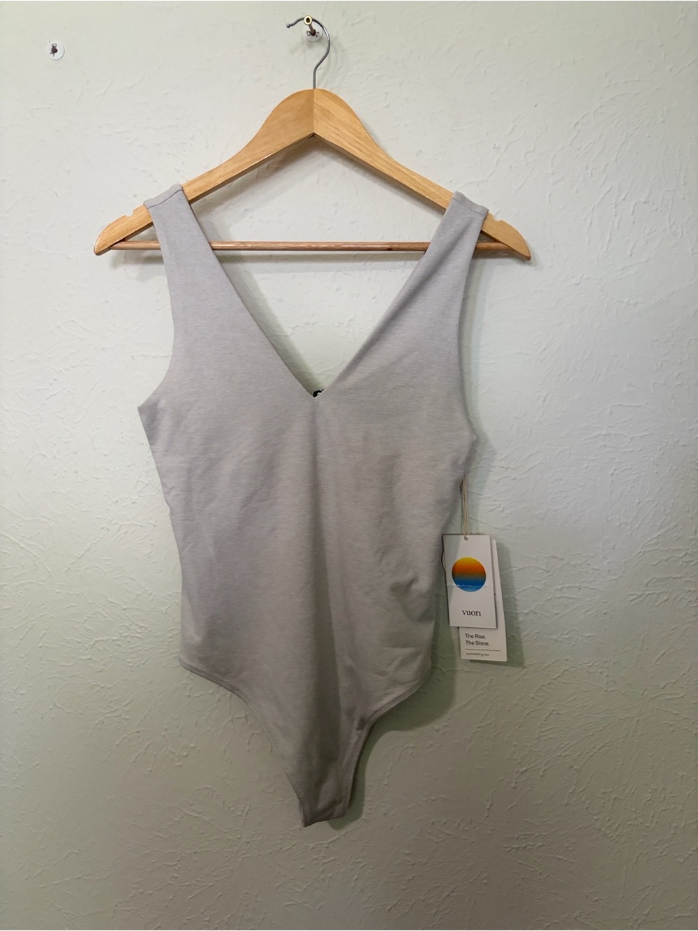 NWT Vuori Dreamknit Bodysuit Features a plunging V-Neckline Salt Heather Size M